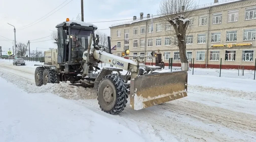 В Стародубском районе и г.Сельцо борются со снегопадом