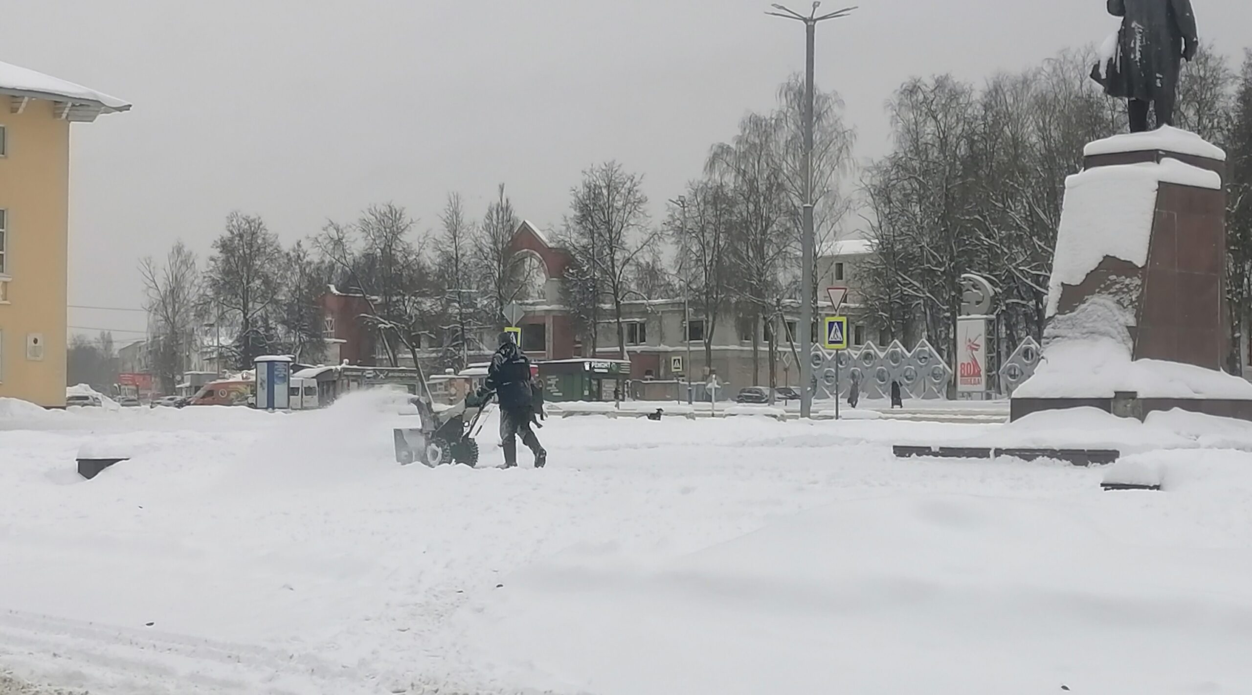 В городе Дятьково борются с последствиями снегопада