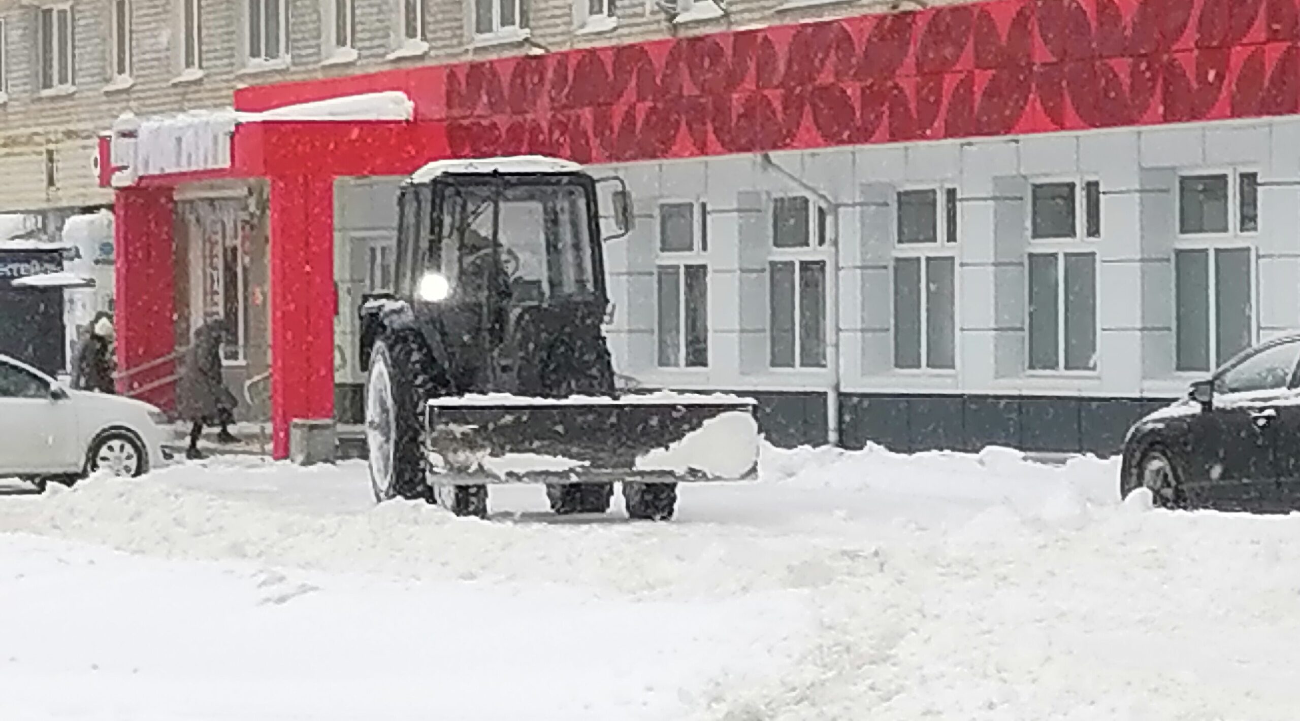 В Дятьково продолжают уборку снега