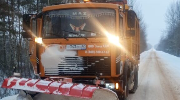 В Карачевском и Красногорском районах продолжается уборка снега