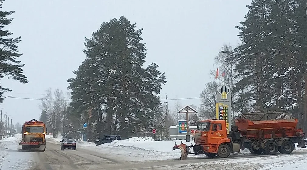 На Брянщине, в Жуковке, Сельцо, Сураже снег убирают все коммунальные и дорожные службы