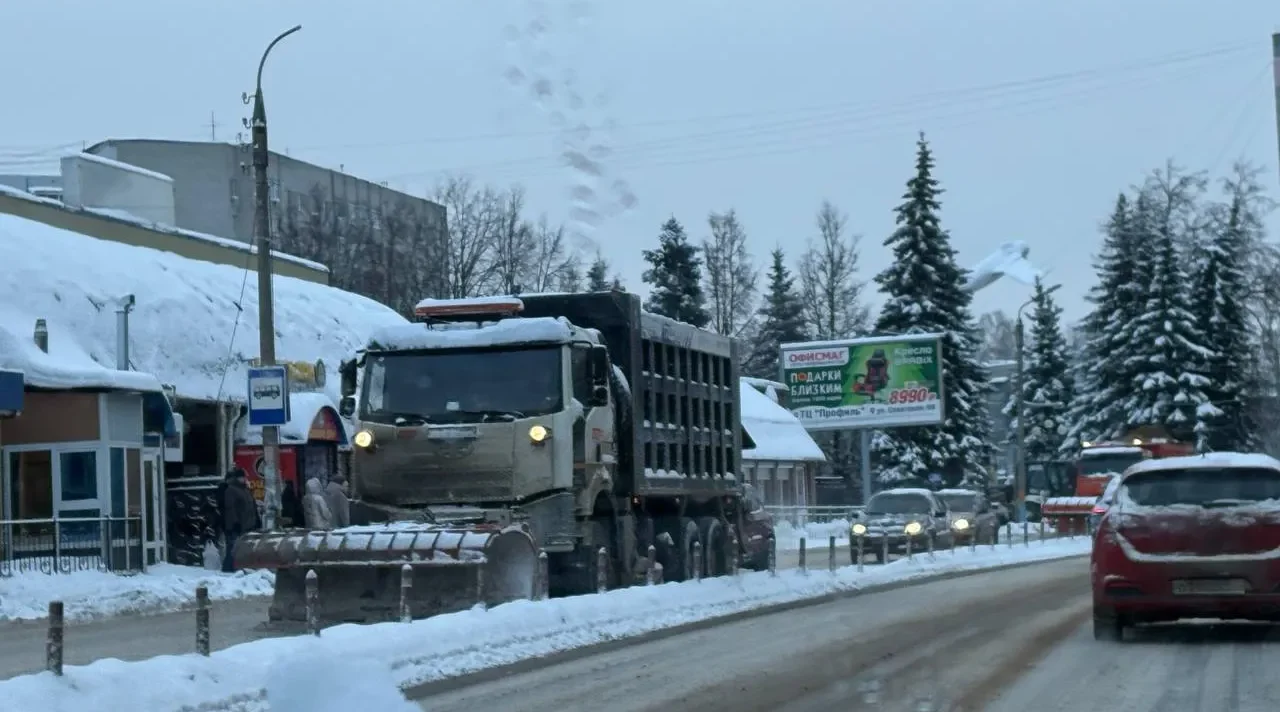 В Брянске управляющие компании приступают к расчистке придомовых дорог и территорий
