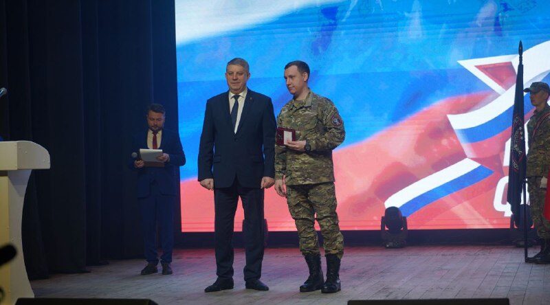 Александр Богомаз поздравил с праздником и вручил награды бойцам «БАРС-Брянск».