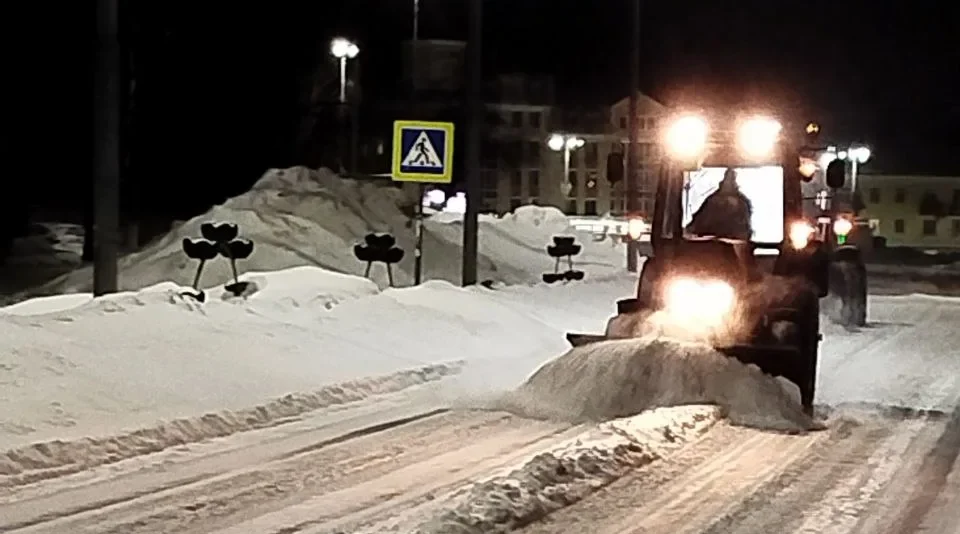 В городе Дятьково продолжается уборка снега