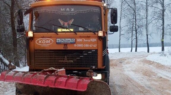 На Брянщине очистка и обработка автодорог ведется в круглосуточно