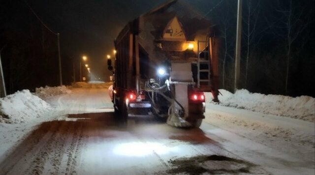 На Брянщине непрерывно очищают автодороги от снега