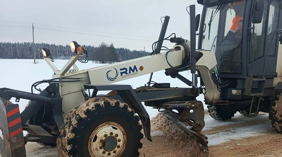 На Брянщине ведется очистка и обработка автодорог