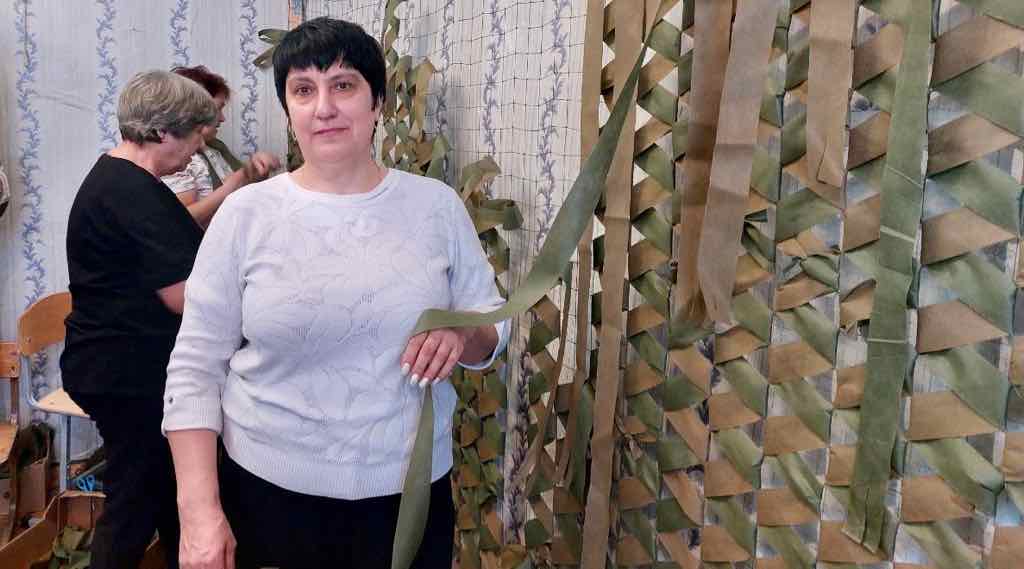 Участницы группы «ZOV Клетня» плетут маскировочные сети для фронта