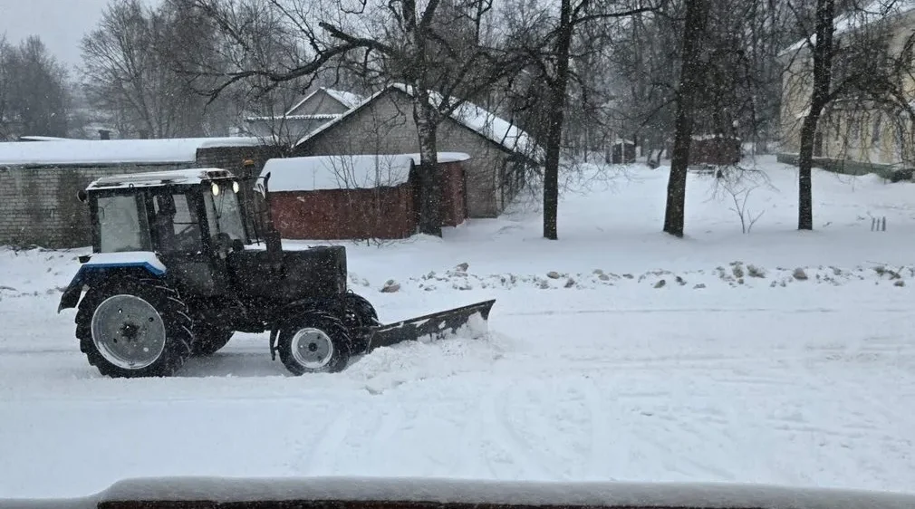 В Севском районе дорожные службы ведет работу по расчистке трасс от снега