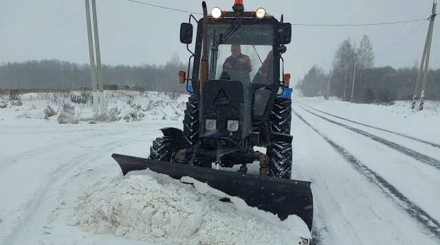 АО «Брянскавтодор» продолжает работу по уборке снега с трасс и обработке от наледи