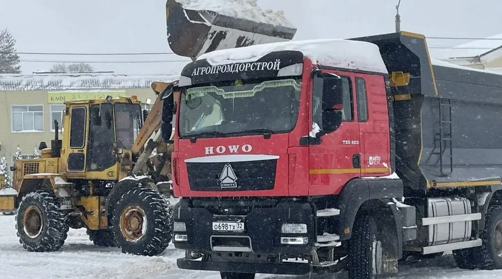 В Дубровском, Трубчевском, Навлинском районах ведется работа по уборке снега