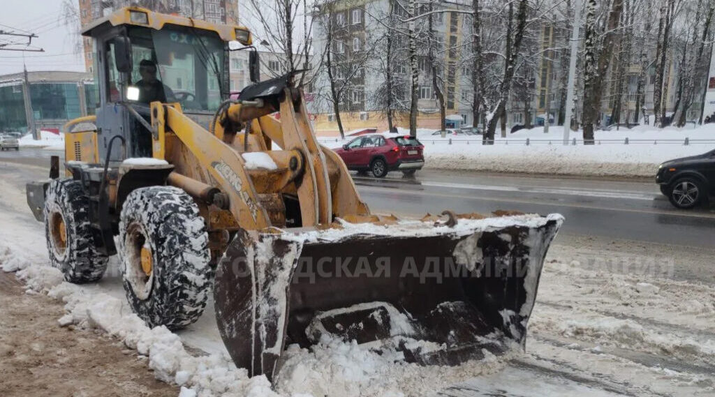 Снег в Брянске продолжают убирают