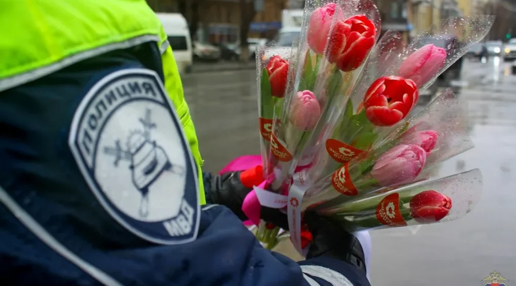 Сотрудники Госавтоинспекции Брянской области поздравили женщин-водителей