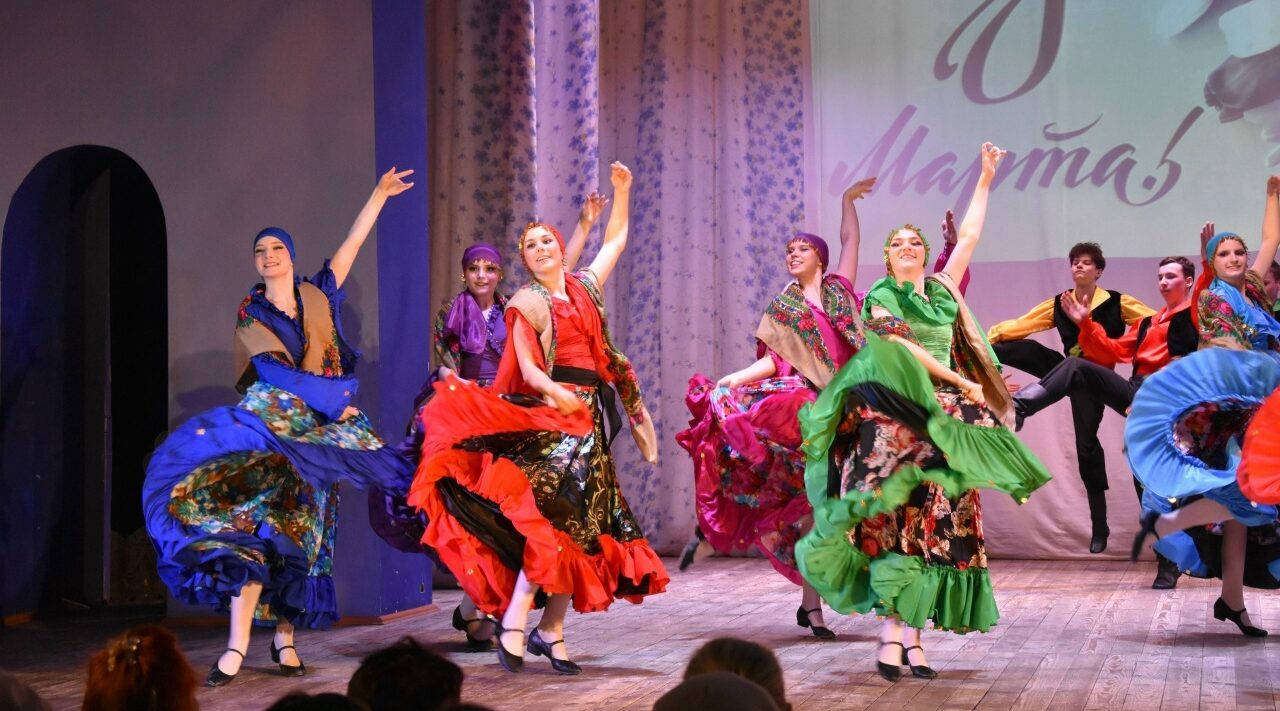 В городе Дятьково прошел праздничный концерт «И это всё о ней»️