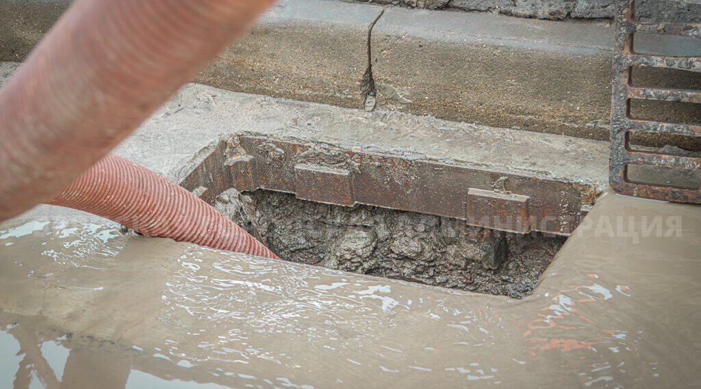 В Брянске началась весенняя чистка городских ливневых канализаций