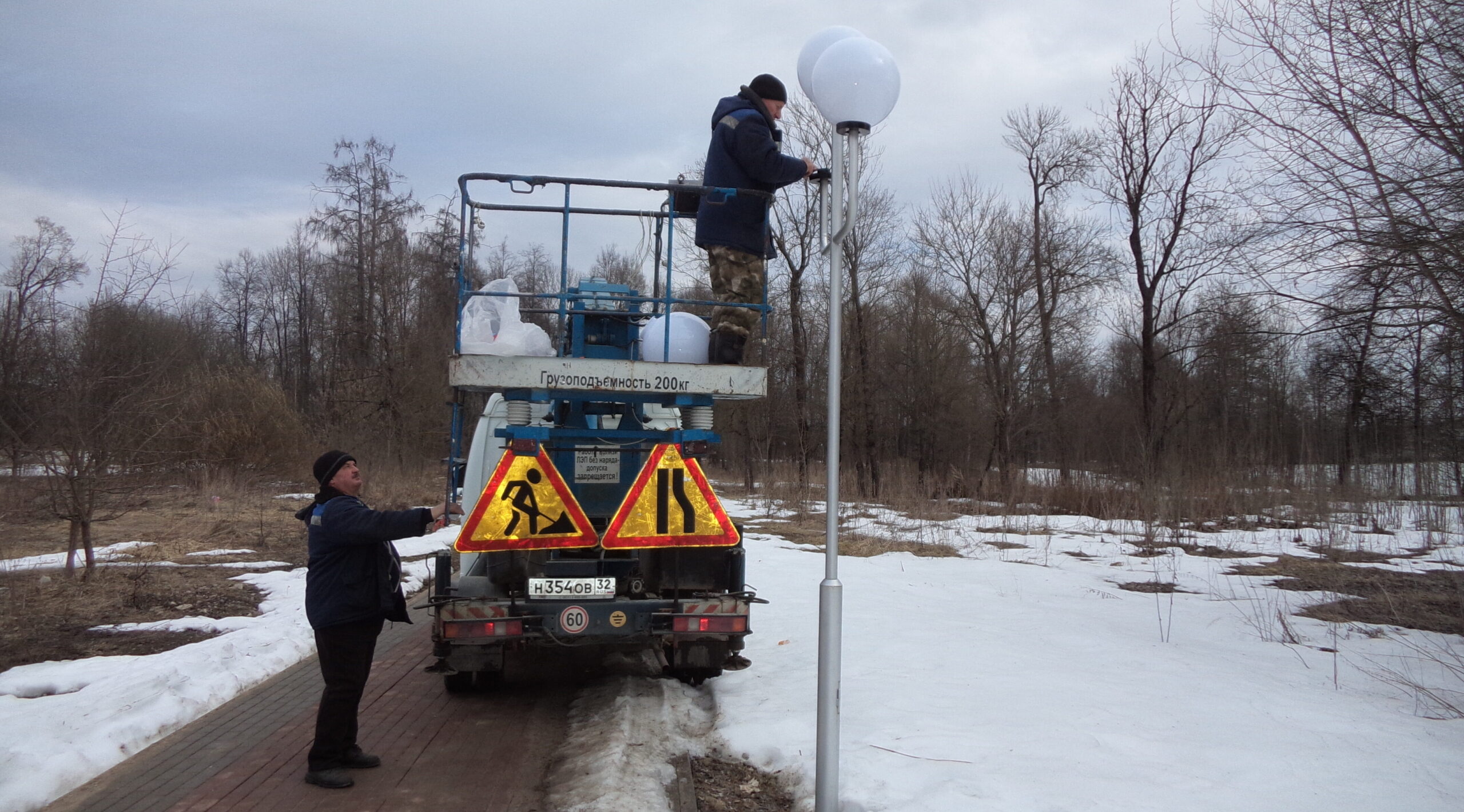 В Дятьковском парке заменили разбитые светильники