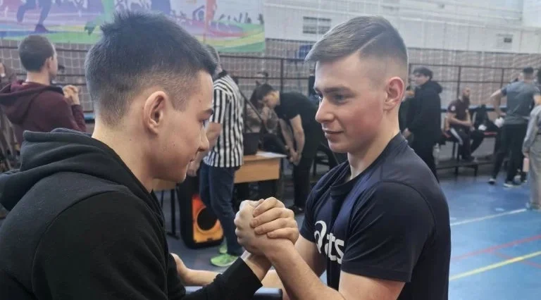 В Жуковке прошли соревнования по армрестлингу