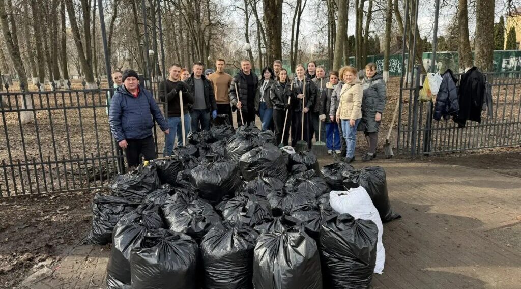 В Брянске прошел  первый общегородской субботник