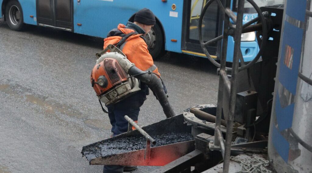 На дорогах Брянска проходит ямочный ремонт