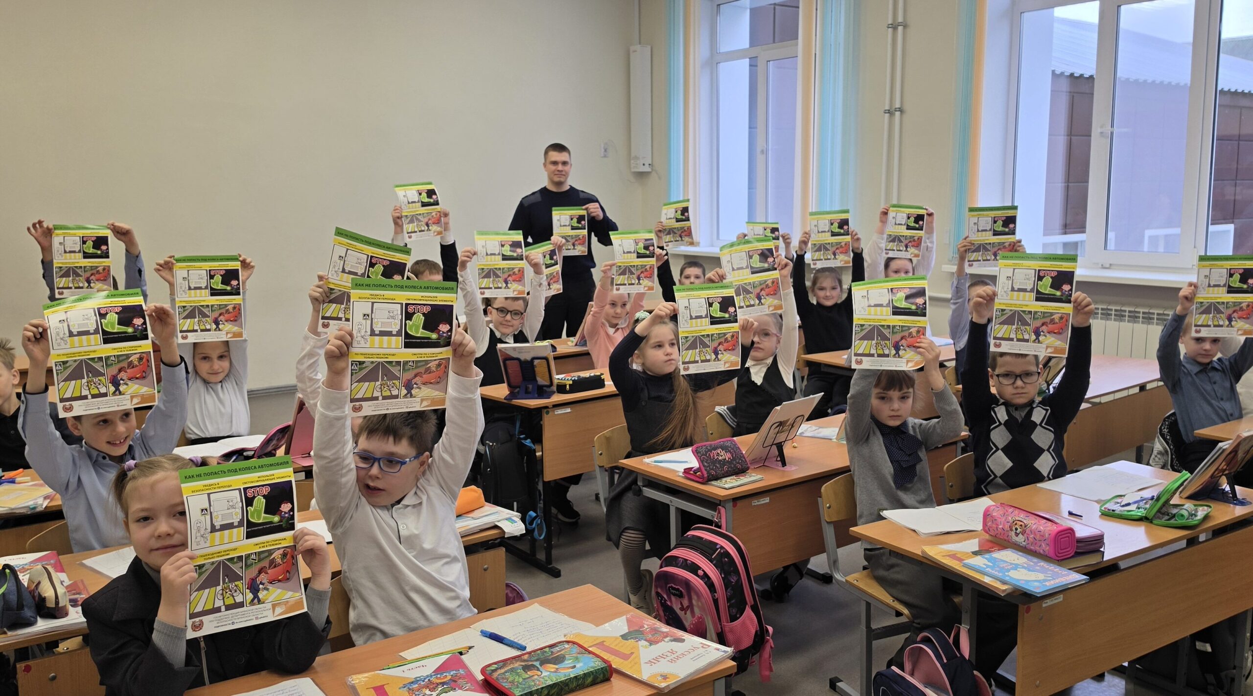 В Дятьковском районе автоинспекторы провели для младших школьников профилактическую акцию «Пешеход»