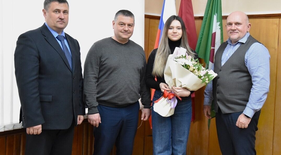 В администрации Дятьковского района вручили ключи от квартиры тренеру по фигурному катанию