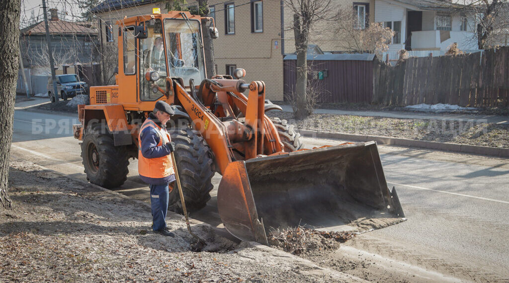 Во всех районах Брянска продолжается уборка