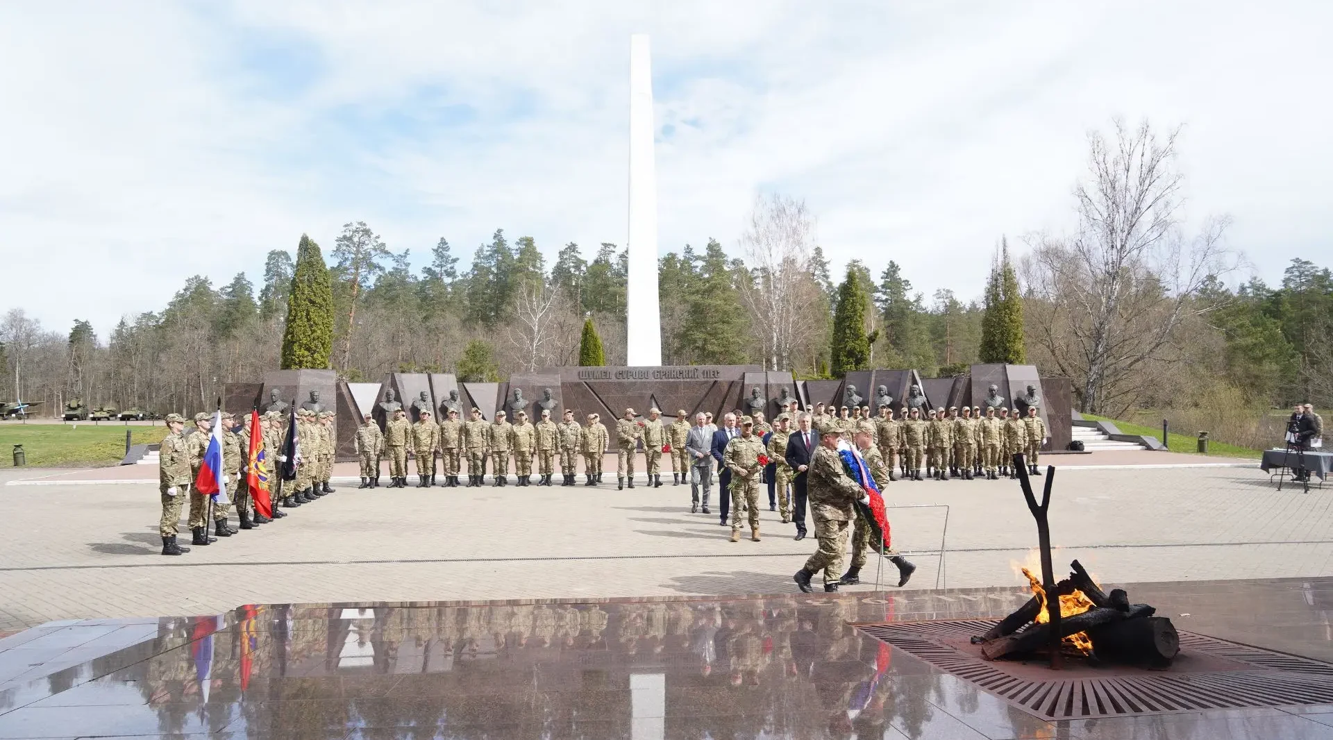 В Брянске прошло возложение цветов к Вечному огню
