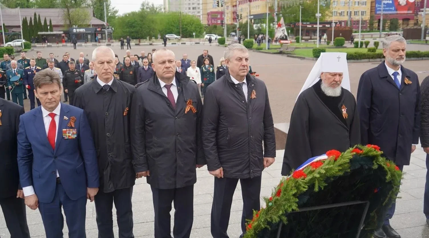 Александр Богомаз возложил цветы к стеле Воинской славы