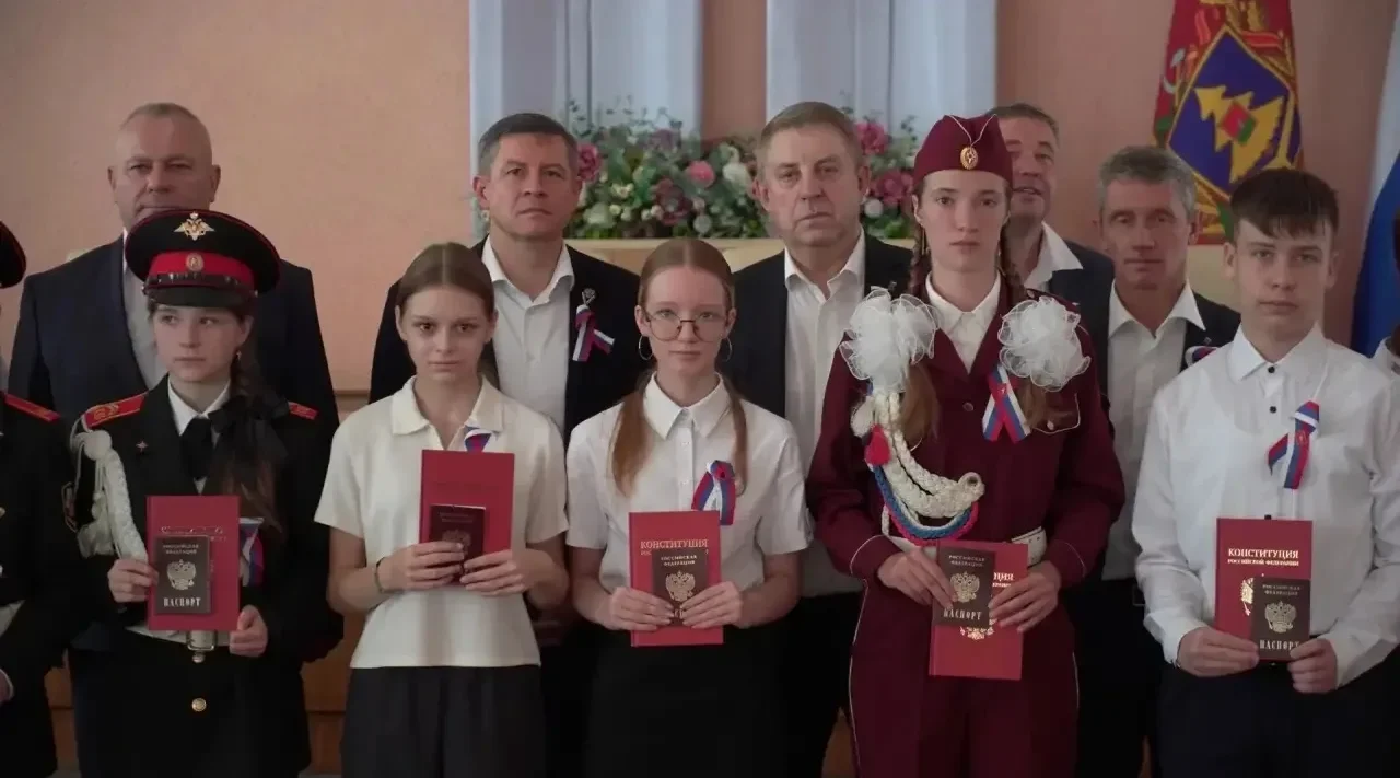 Юные жители Клинцов получи первые паспорта из рук Егора Ковальчука