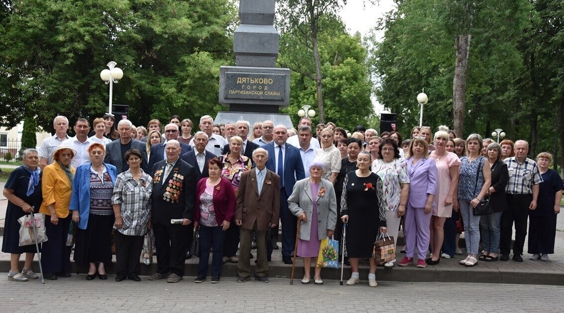 В сквере Партизанской Славы торжественно отметили День партизан и подпольщиков