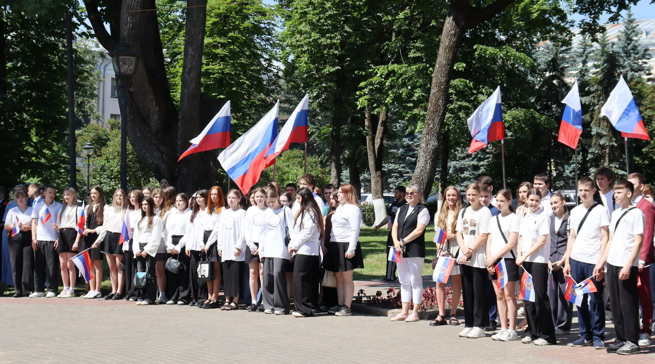 В Брянске состоялась праздничная акция «Люблю тебя, моя Россия»