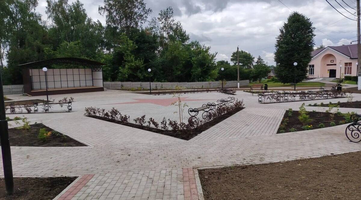 В Выгоничах работы по благоустройству  Аллеи Славы завершились