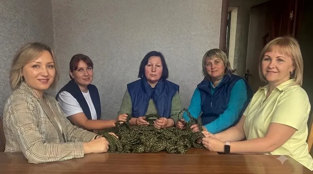 Дубровские соцработники сплели для бойцов браслеты