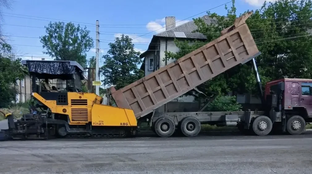 В подшефной Брянке ремонтируются дороги брянскими специалистами