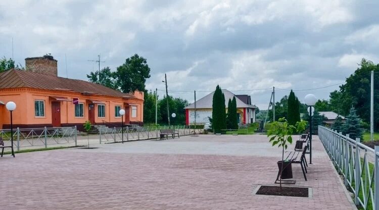 В центре села Великая Топаль благоустроили площадь «Связь поколений»