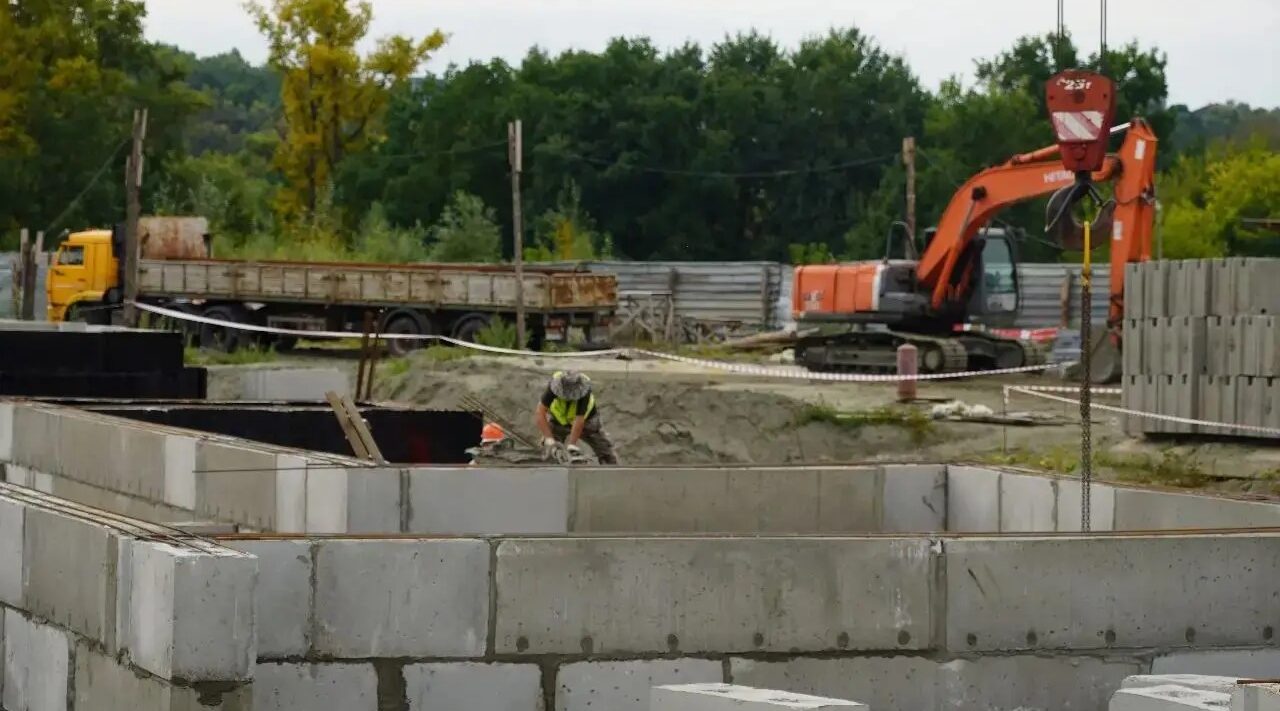 В областном центре продолжается строительство детского сада по улице Бурова