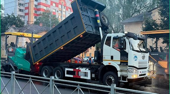 В областном центре ремонтируют автодороги