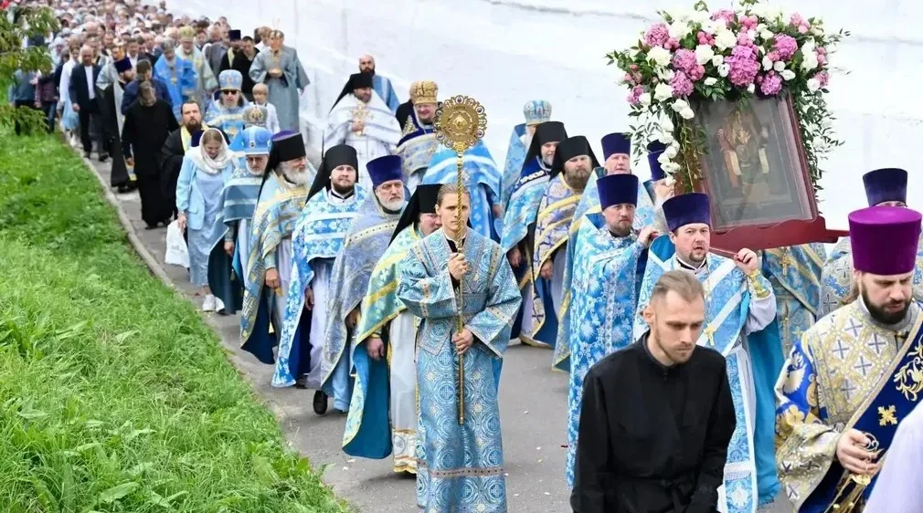 Жители Брянска приняли участие в крестном ходе
