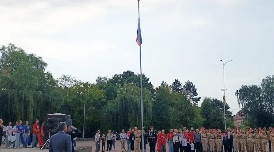 Флаг России торжественно подняли над площадью Воинской славы