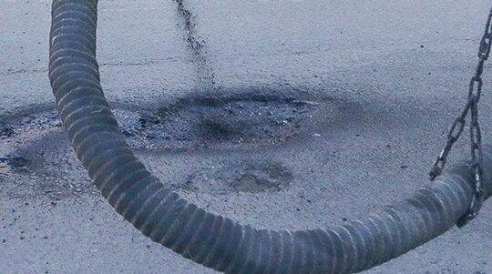 В областном центре продолжается ямочный ремонт дорог