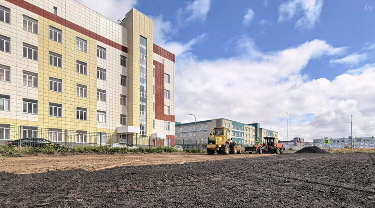 На Амосова строится парковка