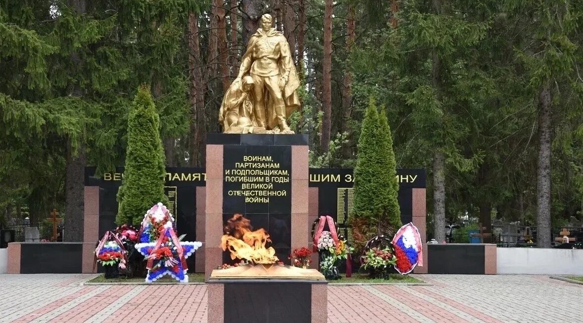 Дятьковские организации возлагают цветы к мемориалу славы
