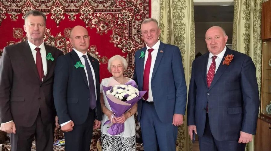 Ветерана Великой Отечественной войны поздравили с Днем освобождения Брянщины