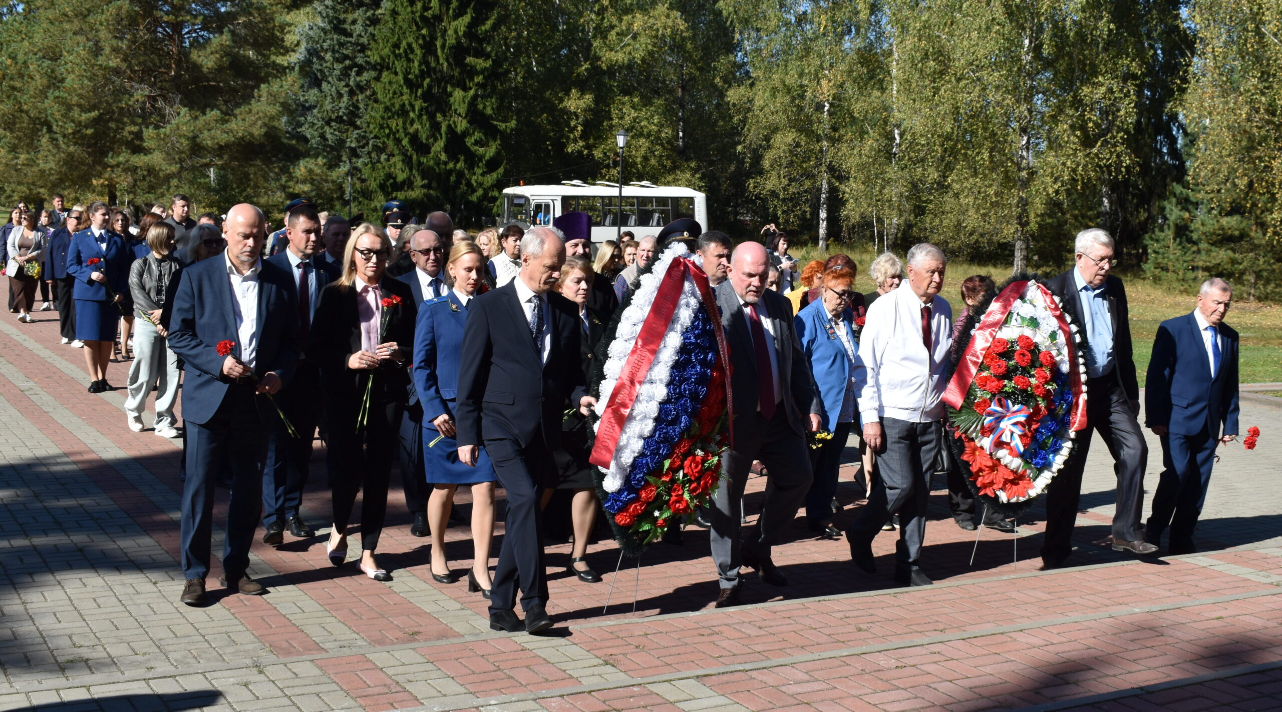 В праздничный день в Дятьково возложили цветы на мемориале