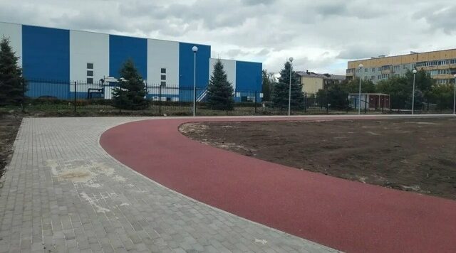 Благоустройство спортивной площадки проходит в Трубчевске