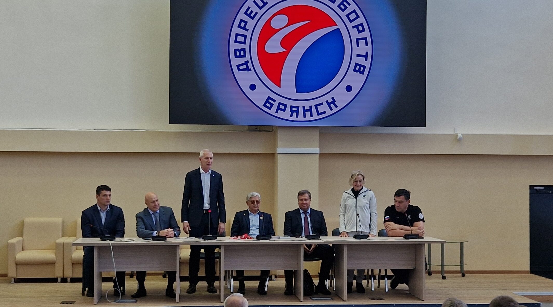 Во дворце единоборств имени Артёма Осипенко состоялась теплая встреча с почётными гостями