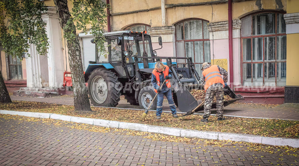 Брянские дорожники наводят порядок на осенних улицах