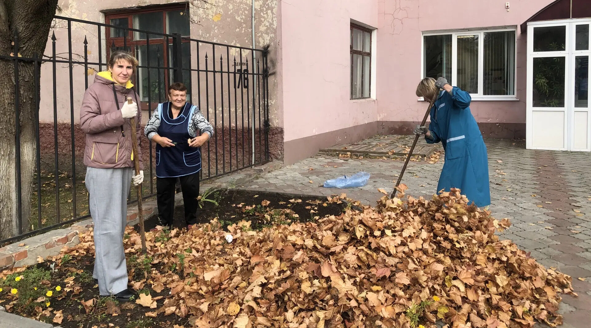 Дятьковский ЗАГС открыл сезон уборки листопада